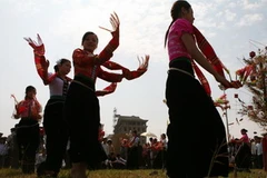 Múa hát trong lễ Hết Chá của người Thái Đen ở Mộc Châu (Sơn La). (Ảnh: Xuân Trường/TTXVN)