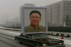 Xe chở chân dung nhà lãnh đạo Kim Jong-il dẫn đầu trong lễ tang. (Nguồn: AFP/TTXVN)