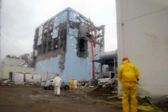 Công nhân phun nước làm mát tại lò phản ứng số 4 nhà máy điện hạt nhân Dai-ichi ở Fukushima sau thảm họa động đất và sóng thần. (Nguồn: AFP/TTXVN)