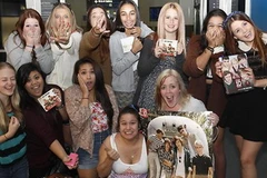 Các fan nữ chờ đón thần tượng tại Sydney. (Nguồn: heraldsun.com.au)