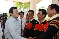 Chủ tịch nước Trương Tấn Sang đến thăm cán bộ, nhân dân xã Ea Tul, huyện Cư Mgar. (Ảnh: Nguyễn Khang/TTXVN)