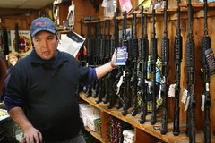 Giới thiệu súng cho khách hàng tại cửa hàng bán đồ thể thao Freddie Bear Sports ở Tinley Park, Illinois( Mỹ). (Nguồn: AFP/TTXVN)
