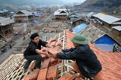 Xây dựng nhà tái định cư thủy điện Sơn La. (Ảnh: Xuân Trường/TTXVN)