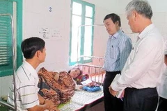 Đoàn công tác của Bộ Y tế thăm các sản phụ có trẻ sơ sinh bị tử vong hiện đang điều trị tại Bệnh viên đa khoa huyện Hướng Hoá. (Ảnh: Hồ Cầu/TTXVN)