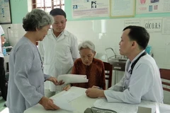 Khám, tư vấn và phát thuốc miễn phí cho mẹ Việt Nam anh hùng, gia đình thương binh, liệt sỹ và người dân nghèo ở huyện Điện Bàn, tỉnh Quảng Nam. (Ảnh: Hiền Hòa/Vietnam+) 