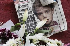 Một tờ báo đăng hình bé trai 6 tuổi Etan Patz cùng những bông hoa tưởng niệm cậu bé tại SoHo ngày 28/5. (Nguồn: AP)