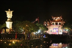 giáo dân giáo xứ Phát Diệm, huyện Kim Sơn, tỉnh Ninh Bình đón mừng Giáng sinh 2009. (Ảnh: Nguyễn Dân/TTXVN)