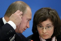 Tổng thống Nga Vladimir Putin và bà Elvira Nabiullina. (Nguồn: AP)