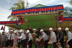 Động thổ nhà cộng đồng đa năng cho người Campuchia gốc Việt Nam tại tỉnh Siem Reap. (Ảnh: Trần Chí Hùng/Vietnam+)