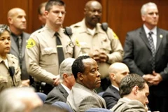 Bác sỹ Conrad Murray (ngồi giữa). (Nguồn: EPA)