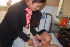 Ông Năm với nhiều vết thương do bị ông Sâm bắn. (Ảnh: Hoàng Tiến/Vietnam+)