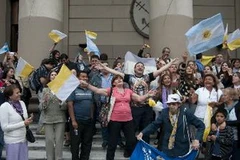 Các tín đồ Công giáo ở Buenos Aires đón mừng tin Hồng y Jorge Mario Bergoglio được bầu làm Giáo hoàng. (Nguồn: AFP/TTXVN)