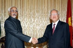 Chủ tịch UBND TP.Hồ Chí Minh Lê Hoàng Quân tiếp Phó Tổng thống Cộng hòa Ấn Độ Mohammad Hamid Ansari. (Ảnh: Thanh Vũ/TTXVN)