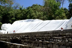 Tượng Phật Thích Ca trên đỉnh núi Tà Cú. (Nguồn: kyluc.vn)