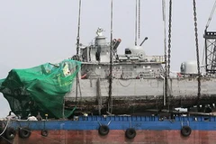 Tàu chiến Cheonan PCC-772 của Hàn Quốc sau khi được cẩu lên chiếc phà lớn tại vùng biên giới biển tranh chấp với Triều Tiên ở Hoàng Hải ngày 15/4. (Nguồn: AFP/TTXVN)
