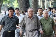 Nhân dân từ khắp các địa phương trong cả nước đổ về ngôi nhà 30 đường Hoàng Diệu (Hà Nội) bày tỏ lòng kính trọng và tiếc thương vô hạn với Đại tướng Võ Nguyên Giáp. (Ảnh: Dương Giang/TTXVN)