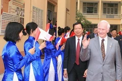 Sinh viên trường Đại học Khoa học Xã hội và Nhân văn chào đón Ngài David Johnston. (Ảnh: Thống Nhất/TTXVN) 