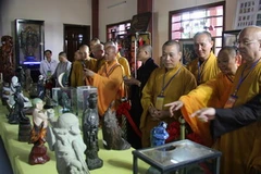 Tham quan phòng trưng bày các tượng Phật cổ tại Hội thảo. (Ảnh: Văn Sơn/TTXVN)