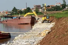 Kè đá đê sông hữu Hồng. (Ảnh Bùi Tường/TTXVN)