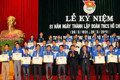 Trao Giải thưởng 26/3 cho các bí thư Đoàn cơ sở xuất sắc. (Ảnh: Dương Giang/TTXVN)