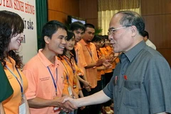 Chủ tịch Quốc hội trò chuyện với các thủ khoa. (Ảnh: Nhan Sáng/TTXVN)