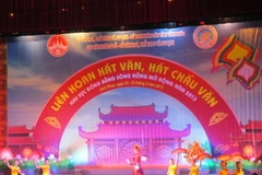 Hát văn, hát chầu văn tại buổi khai mạc Liên hoan hát văn, hát chầu văn khu vực đồng bằng Sông Hồng mở rộng 2013. (Ảnh: Trọng Lịch/Vietnam+)