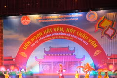 Hát văn, hát chầu văn tại buổi khai mạc Liên hoan hát văn, hát chầu văn khu vực đồng bằng Sông Hồng mở rộng 2013. (Ảnh: Trọng Lịch/Vietnam+)