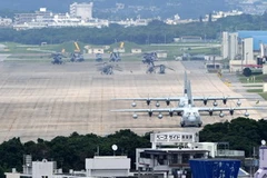 Máy bay quân sự Mỹ tại căn cứ không quân Futenma ở Ginowan, Okinawa ngày 24/4/2010. (Nguồn: AFP/TTXVN)