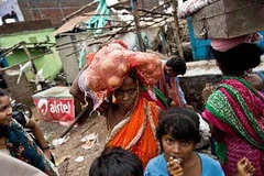 Người dân Ấn Độ bị mất nhà cửa trong trận bão đợi trở về làng gần Gopalpur ngày 13/10. (Nguồn: AFP/TTXVN)