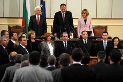 Thủ tướng Plamen Oresharski (giữa) và các thành viên nội các mới tuyên thệ nhậm chức tại Quốc hội ở thủ đô Sofia ngày 29/5. (Nguồn: AFP/TTXVN)