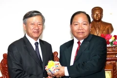 Ông Khamman Sounvileut, Bí thư, Tỉnh trưởng Bokeo tiếp Đại sứ Nguyễn Mạnh Hùng. (Ảnh: Hoàng Chương/Vietnam+) 