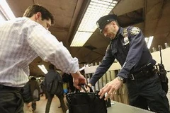 Cảnh sát tăng cường các biện pháp an ninh tại New York sau vụ nổ ở Boston. (Nguồn: AFP/TTXVN)