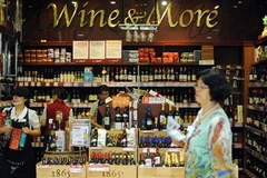 Một cửa hàng bán rượu nhập khẩu tại thủ đô Seoul, Hàn Quốc. (Nguồn: AFP/TTXVN)