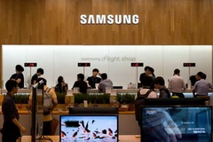 Khách hàng xem xét các sản phẩm điện tử của Samsung tại cửa hàng giới thiệu sản phẩm ở thủ đô Seoul ngày 5/7. (Nguồn: AFP/TTXVN)