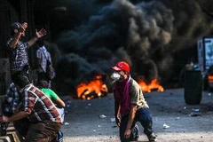 Những người ủng hộ Tổng thống bị lật đổ Mohamed Morsi đốt lốp xe trong cuộc biểu tình ở Cairo. (Nguồn: THX/TTXVN)