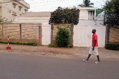 Ngôi nhà tại quận Bastos ở thủ đô Yaounde (Cameroon), nơi gia đình người Pháp trên đã ở và bị bắt cóc, ngày 21/2. (Nguồn: AFP/TTXVN)