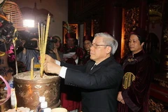 Tổng Bí thư, Chủ tịch Quốc hội Nguyễn Phú Trọng dâng hương tưởng niệm các Vua Hùng tại Đền Thượng. (Ảnh: Trí Dũng/TTXVN)