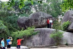 Du khách thăm quan, chụp ảnh lưu niệm tại hòn Trống Mái. (Ảnh: Thanh Tùng/TTXVN)