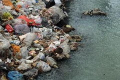 Con kênh bị ô nhiễm nghiêm trọng do rác thải, tại Bắc Kinh ngày 16/3. (Nguồn: AFP/TTXVN)