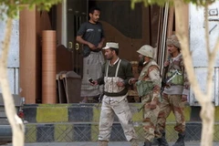 Binh sỹ quân đội Yemen tuần tra trên đường phố gần quảng trường Change ở thủ đô Sanaa, ngày 22/10. (Nguồn: AFP/TTXVN)