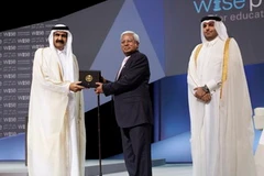 Ông Fazle Hasan Abed nhận giải nhất WISE 2011 từ Hoàng thân Cheikh Hamad bin Khalifa Al-Thani. (Ảnh: Nhất Phương/Vietnam+)