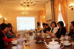 Đại sứ Hoàng Anh (người mặc áo trắng) chủ trì cuộc họp. (Ảnh: Văn Long/Vietnam+)