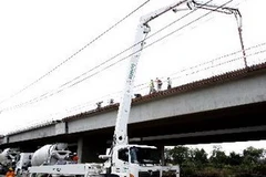 Đổ bêtông đường cao tốc đoạn qua quận 9. (Ảnh: Hoàng Hải/TTXVN)