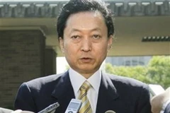 Thủ tướng Nhật Bản trả lời phỏng vấn của các phóng viên vào sáng 2/6. (Nguồn: AP)