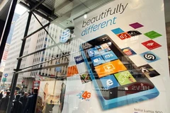 Poster chụp mẫu Lumina 900 tại cửa tòa nhà AT&T ở New York. (Nguồn: Getty Images)