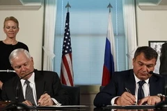 Bộ trưởng hai nước ký thỏa thuận. (Nguồn: Reuters)