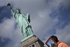 Khách du lịch tham quan Tượng Nữ thần Tự do ngày 13/10. (Nguồn: AFP/TTXVN)