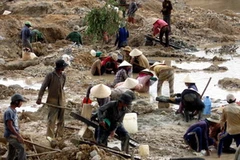 Khai thác vàng sa khoáng. (Ảnh: Thế Lập/TTXVN)