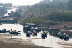 Sông Hồng khi nước cạn. (Ảnh: Bùi Tường/TTXVN) 