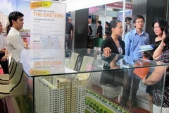 Khách hàng tìm hiểu thong tin tại triển lãm. (Ảnh: Hoàng Tuấn/Vietnam+)